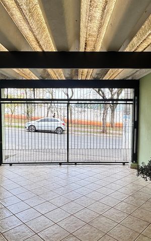 Casa à venda com 246m², 4 quartos e 2 vagas Casa à venda com 246m², 4 quartos e 2 vagasGaragem