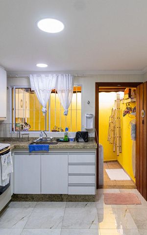 Casa à venda com 90m², 2 quartos e 2 vagas Casa à venda com 90m², 2 quartos e 2 vagasCozinha