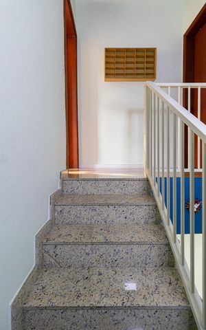 Casa à venda com 90m², 2 quartos e 2 vagas Casa à venda com 90m², 2 quartos e 2 vagasEscada