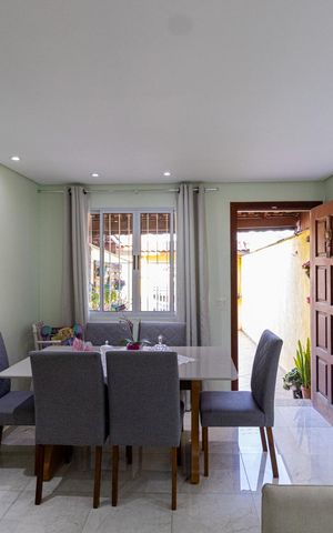 Casa à venda com 90m², 2 quartos e 2 vagas Casa à venda com 90m², 2 quartos e 2 vagasSala