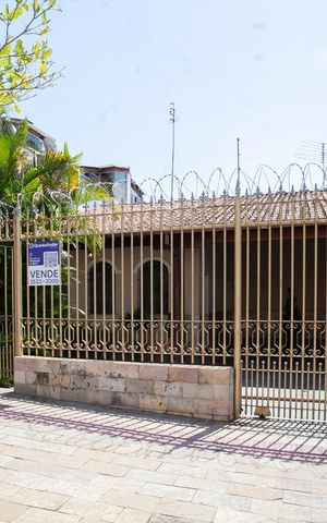 Casa à venda com 365m², 6 quartos e 3 vagas Casa à venda com 365m², 6 quartos e 3 vagasFachada