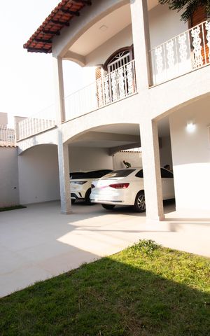 Casa à venda com 306m², 4 quartos e 5 vagas Casa à venda com 306m², 4 quartos e 5 vagasGaragem