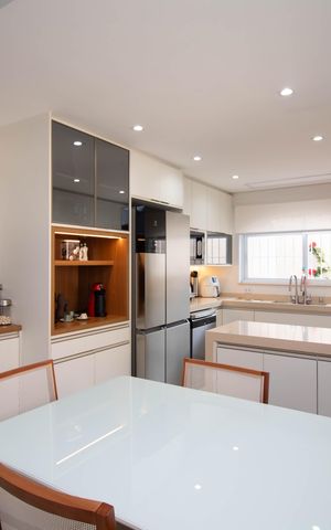 Casa à venda com 306m², 4 quartos e 5 vagas Casa à venda com 306m², 4 quartos e 5 vagasCozinha