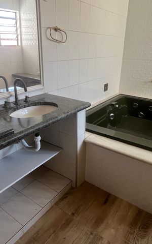 Casa à venda com 296m², 4 quartos e 2 vagas Casa à venda com 296m², 4 quartos e 2 vagasBanheiro da Suíte 2