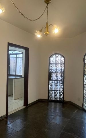 Casa à venda com 296m², 4 quartos e 2 vagas Casa à venda com 296m², 4 quartos e 2 vagasSala