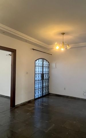 Casa à venda com 296m², 4 quartos e 2 vagas Casa à venda com 296m², 4 quartos e 2 vagasSala