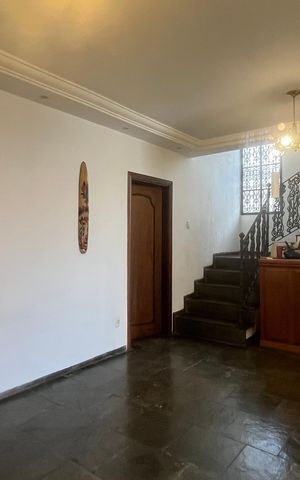 Casa à venda com 296m², 4 quartos e 2 vagas Casa à venda com 296m², 4 quartos e 2 vagasSala
