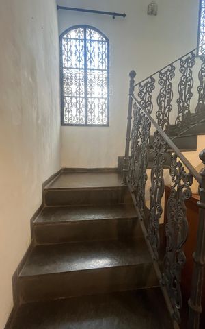 Casa à venda com 296m², 4 quartos e 2 vagas Casa à venda com 296m², 4 quartos e 2 vagasEscada