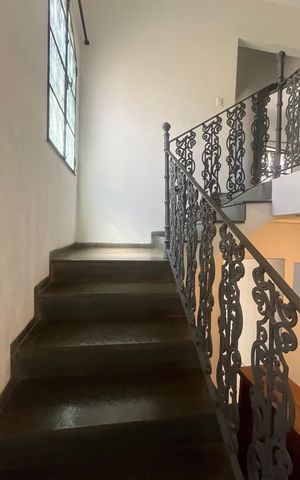 Casa à venda com 296m², 4 quartos e 2 vagas Casa à venda com 296m², 4 quartos e 2 vagasEscada