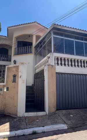 Casa à venda com 296m², 4 quartos e 2 vagas Casa à venda com 296m², 4 quartos e 2 vagasFachada