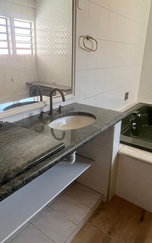 Casa à venda com 296m², 4 quartos e 2 vagas Casa à venda com 296m², 4 quartos e 2 vagasBanheiro da Suíte 2