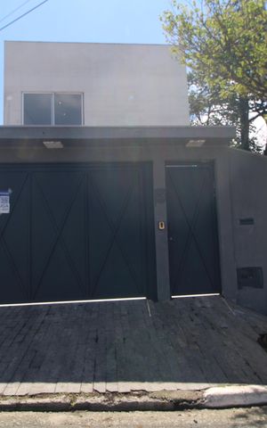 Casa para alugar com 240m², 4 quartos e 4 vagasFachada