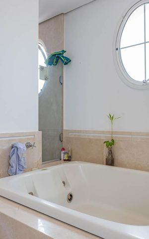 Apartamento à venda com 365m², 4 quartos e 6 vagasBanheiro da Suíte 1