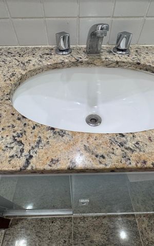 Apartamento à venda com 177m², 3 quartos e 4 vagas Apartamento à venda com 177m², 3 quartos e 4 vagasBanheiro da Suíte 1