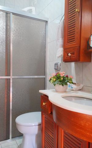 Casa à venda com 184m², 4 quartos e 2 vagasBanheiro 1