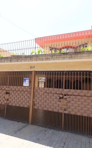 Casa à venda com 161m², 3 quartos e 2 vagasFachada