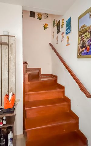 Casa à venda com 79m², 2 quartos e sem vaga Casa à venda com 79m², 2 quartos e sem vagaEscada