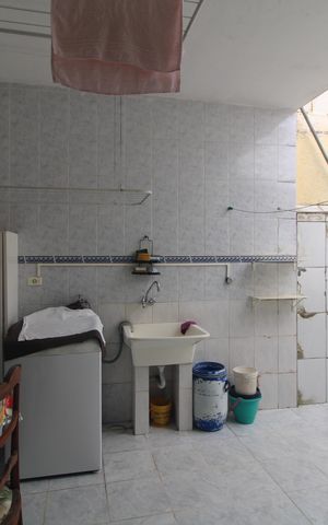Casa à venda com 90m², 2 quartos e 2 vagasLavanderia / fundos da casa
