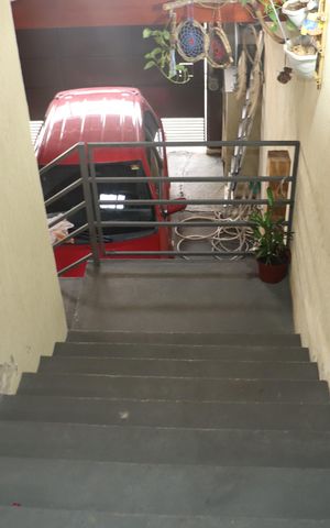 Casa para alugar com 125m², 2 quartos e 2 vagasEscada