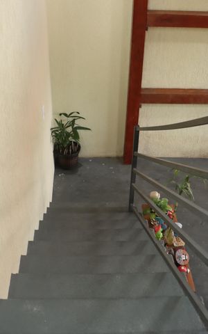 Casa para alugar com 125m², 2 quartos e 2 vagasEscada