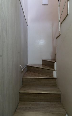 Casa de condomínio à venda com 64m², 2 quartos e 1 vaga Casa de condomínio à venda com 64m², 2 quartos e 1 vagaEscada