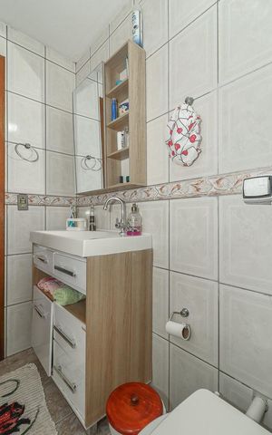Casa à venda com 240m², 2 quartos e 2 vagasBanheiro