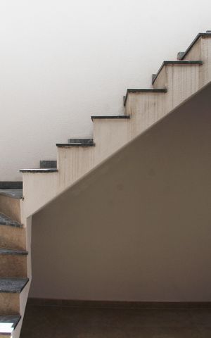 Casa à venda com 169m², 3 quartos e 7 vagasEscada acesso a Área de Serviço