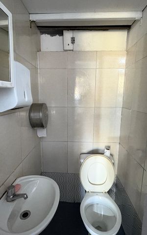 Casa à venda com 118m², 2 quartos e 1 vagaÁrea comum - Banheiro do Salão Comercial