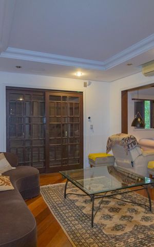 Casa à venda com 550m², 6 quartos e 2 vagas Casa à venda com 550m², 6 quartos e 2 vagasSala