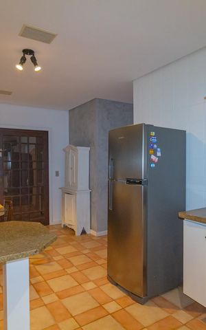 Casa à venda com 550m², 6 quartos e 2 vagas Casa à venda com 550m², 6 quartos e 2 vagasCozinha