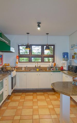 Casa à venda com 550m², 6 quartos e 2 vagas Casa à venda com 550m², 6 quartos e 2 vagasCozinha