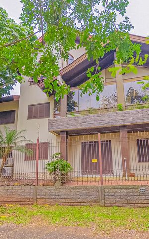 Casa à venda com 550m², 6 quartos e 2 vagas Casa à venda com 550m², 6 quartos e 2 vagasFachada