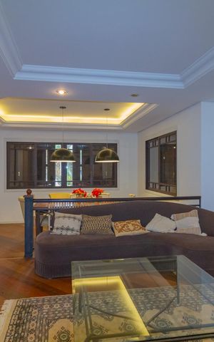 Casa à venda com 550m², 6 quartos e 2 vagas Casa à venda com 550m², 6 quartos e 2 vagasSala