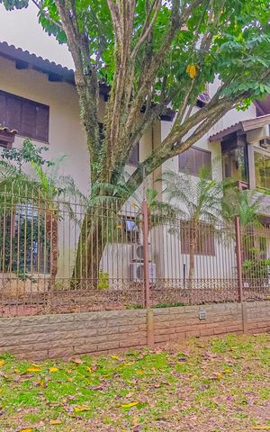 Casa à venda com 550m², 6 quartos e 2 vagas Casa à venda com 550m², 6 quartos e 2 vagasFachada