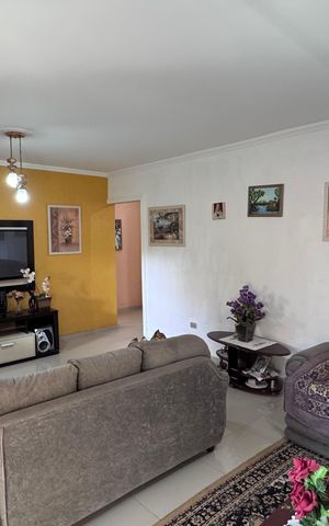 Casa à venda com 293m², 5 quartos e 4 vagas Casa à venda com 293m², 5 quartos e 4 vagasSala
