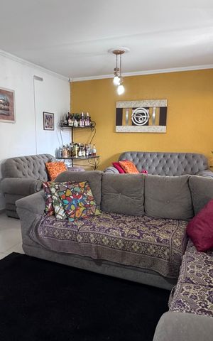 Casa à venda com 293m², 5 quartos e 4 vagas Casa à venda com 293m², 5 quartos e 4 vagasSala