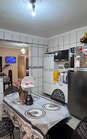 Casa à venda com 293m², 5 quartos e 4 vagas Casa à venda com 293m², 5 quartos e 4 vagasCozinha