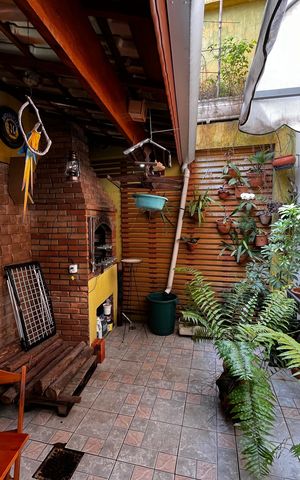 Casa à venda com 150m², 3 quartos e 2 vagas Casa à venda com 150m², 3 quartos e 2 vagasChurrasqueira