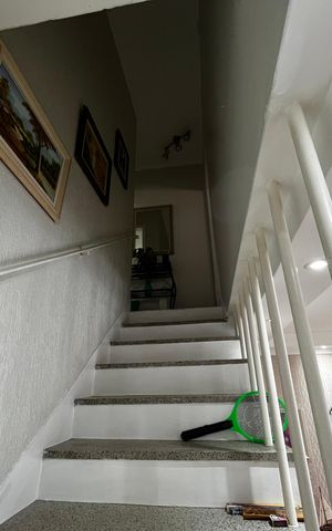 Casa à venda com 150m², 3 quartos e 2 vagas Casa à venda com 150m², 3 quartos e 2 vagasEscada