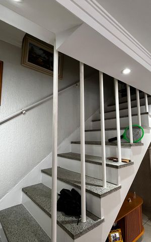 Casa à venda com 150m², 3 quartos e 2 vagas Casa à venda com 150m², 3 quartos e 2 vagasEscada