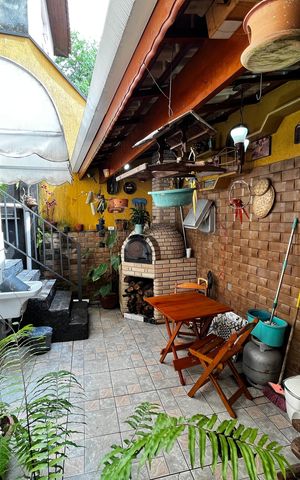 Casa à venda com 150m², 3 quartos e 2 vagas Casa à venda com 150m², 3 quartos e 2 vagasChurrasqueira