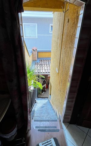 Casa à venda com 150m², 3 quartos e 2 vagas Casa à venda com 150m², 3 quartos e 2 vagasEscada Lateral