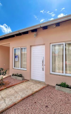 Casa à venda com 176m², 3 quartos e 4 vagas Casa à venda com 176m², 3 quartos e 4 vagasFachada
