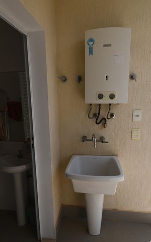 Casa de condomínio para alugar com 620m², 5 quartos e 8 vagasBanheiro de serviço