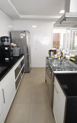 Casa de condomínio para alugar com 620m², 5 quartos e 8 vagasCozinha