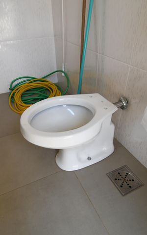 Casa de condomínio para alugar com 620m², 5 quartos e 8 vagasBanheiro de serviço