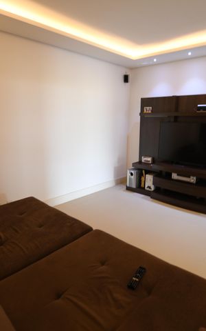Casa de condomínio para alugar com 620m², 5 quartos e 8 vagasSala de TV