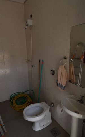 Casa de condomínio para alugar com 620m², 5 quartos e 8 vagasBanheiro de serviço
