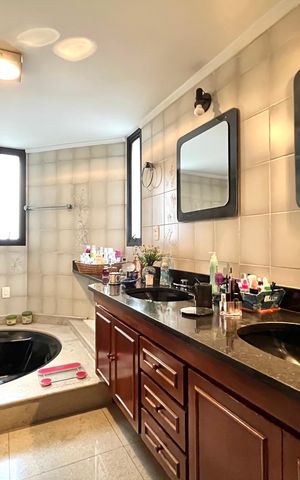 Apartamento à venda com 216m², 4 quartos e 3 vagas Apartamento à venda com 216m², 4 quartos e 3 vagasBanheiro da Suíte 1