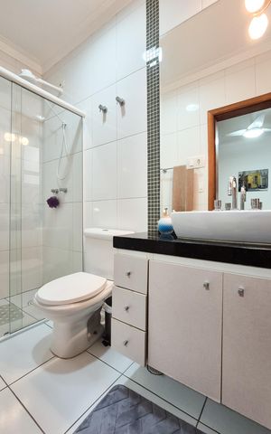 Casa à venda com 300m², 3 quartos e 5 vagas Casa à venda com 300m², 3 quartos e 5 vagasBanheiro da Suíte 2